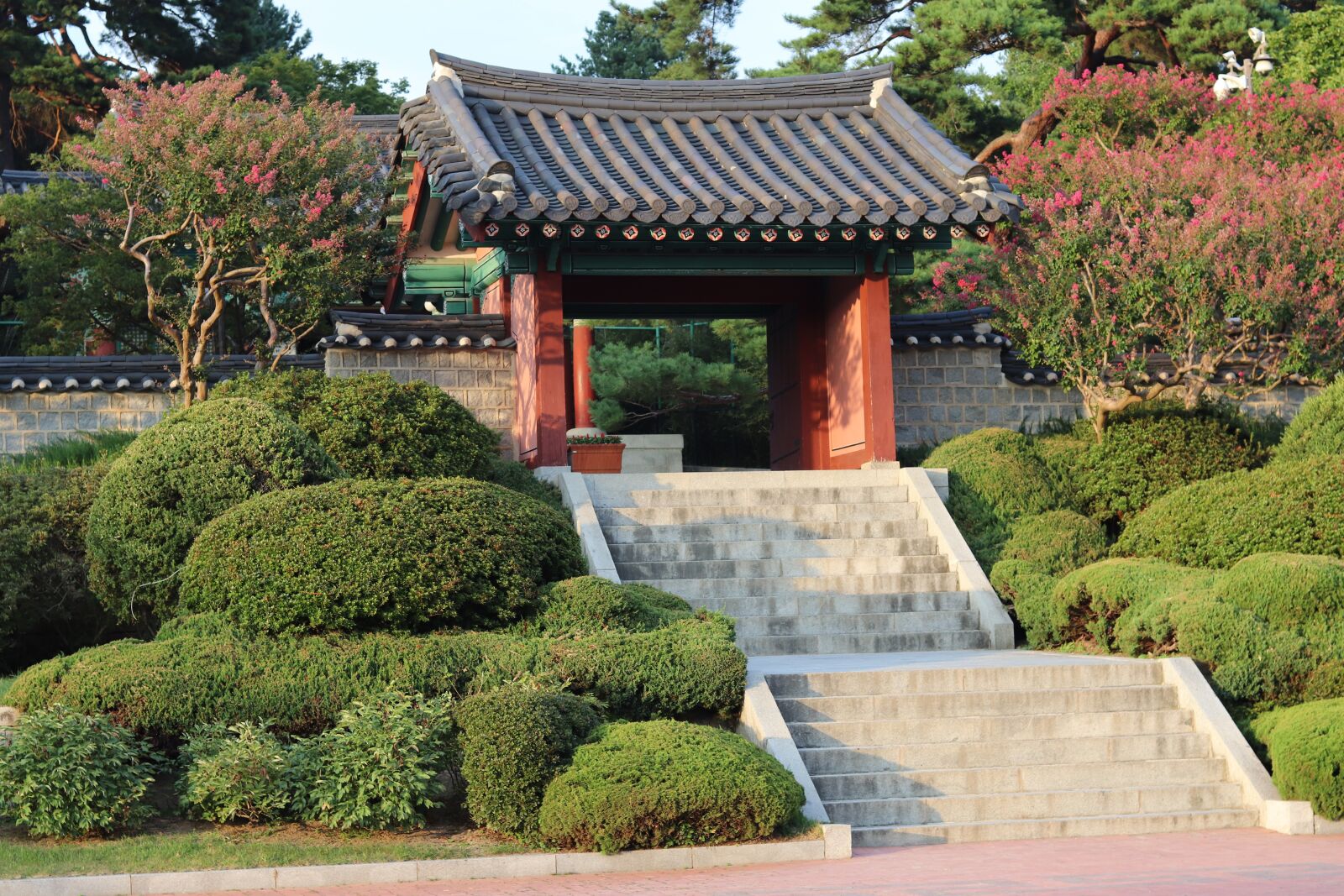 Canon EOS 200D (EOS Rebel SL2 / EOS Kiss X9) + Canon EF 50mm F1.8 STM sample photo. Hanok, roof tile, ohjukheon photography