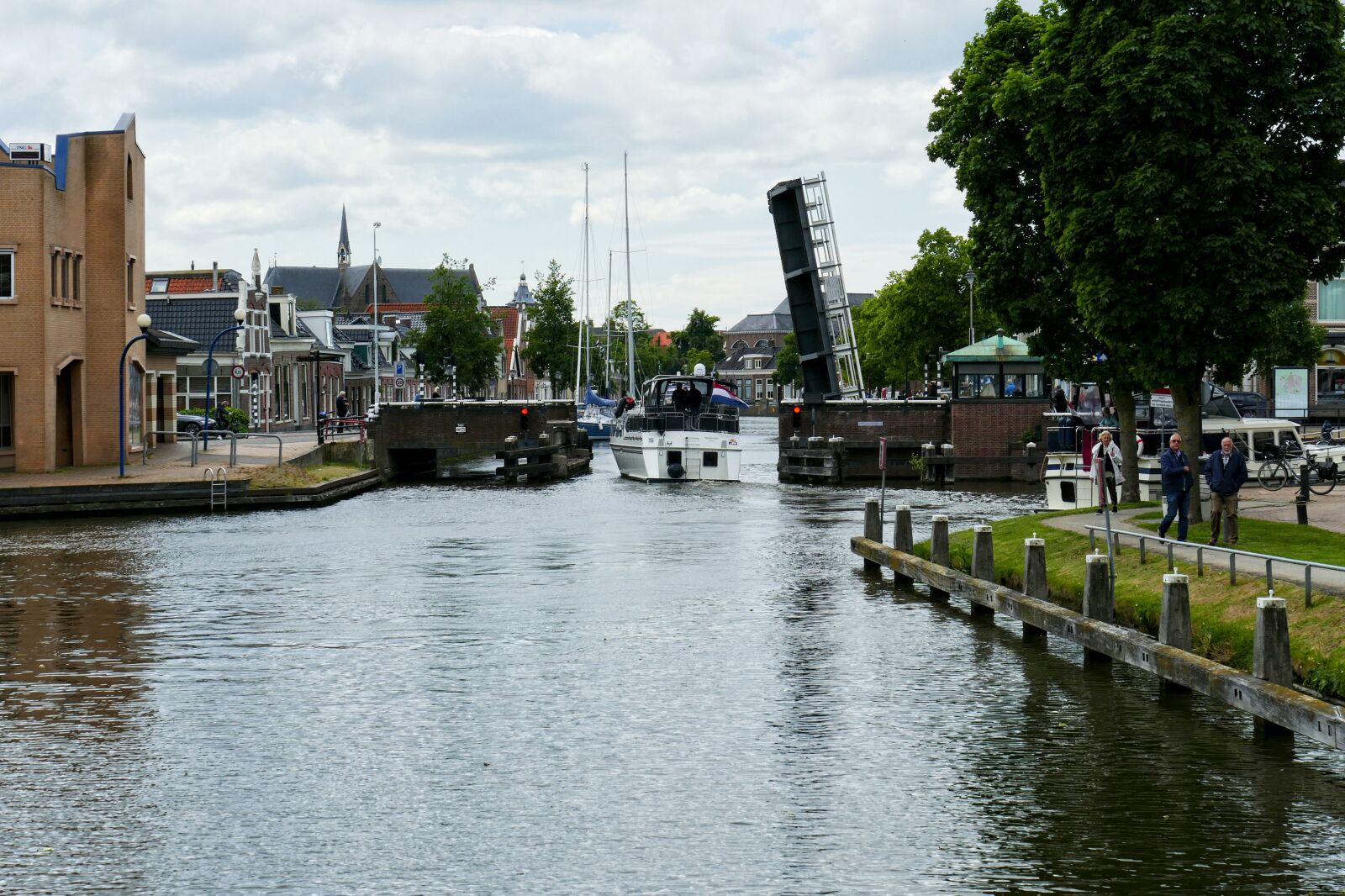 Panasonic Lumix DMC-FZ1000 sample photo. Bridge, boating, city photography