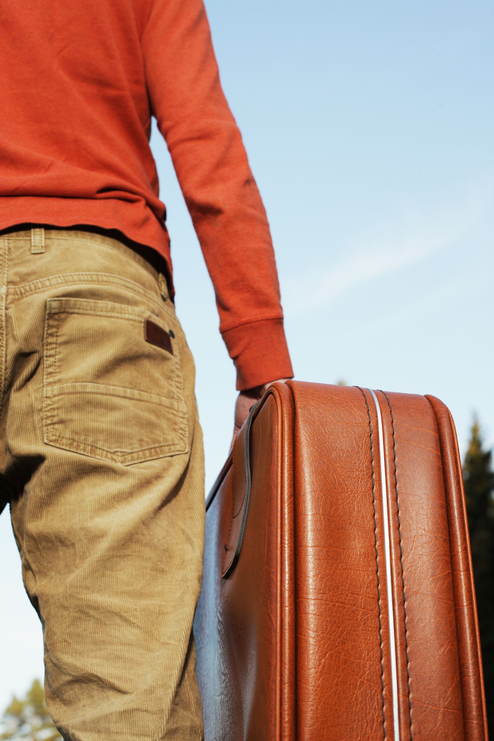 Canon EOS-1Ds Mark III sample photo. Man, luggage, forward photography