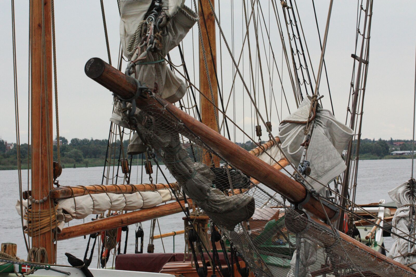 Canon EOS 450D (EOS Rebel XSi / EOS Kiss X2) sample photo. Shipping, sailing boat, old photography
