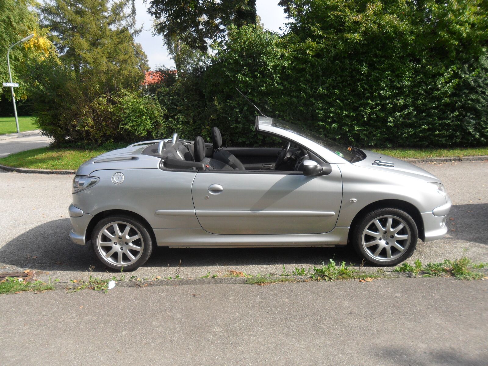 Samsung ES74,ES75,ES78 / VLUU ES75,ES78 sample photo. Convertible, driving a car photography