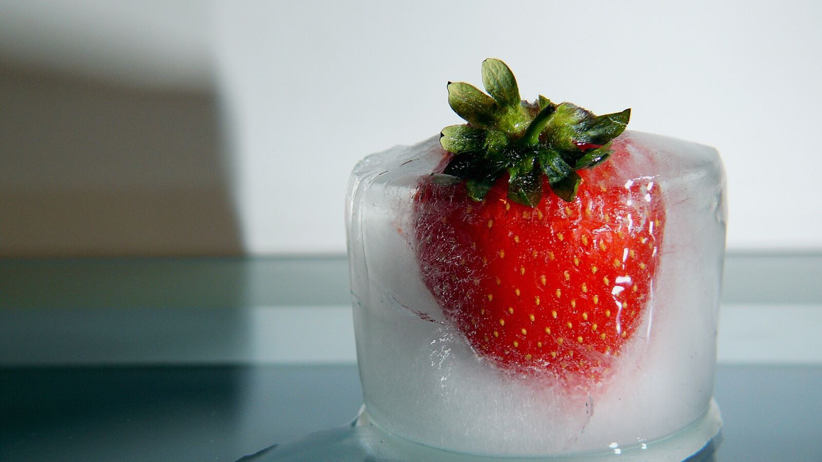 Leica V-LUX 1 sample photo. Appetizing, berry, delicate photography