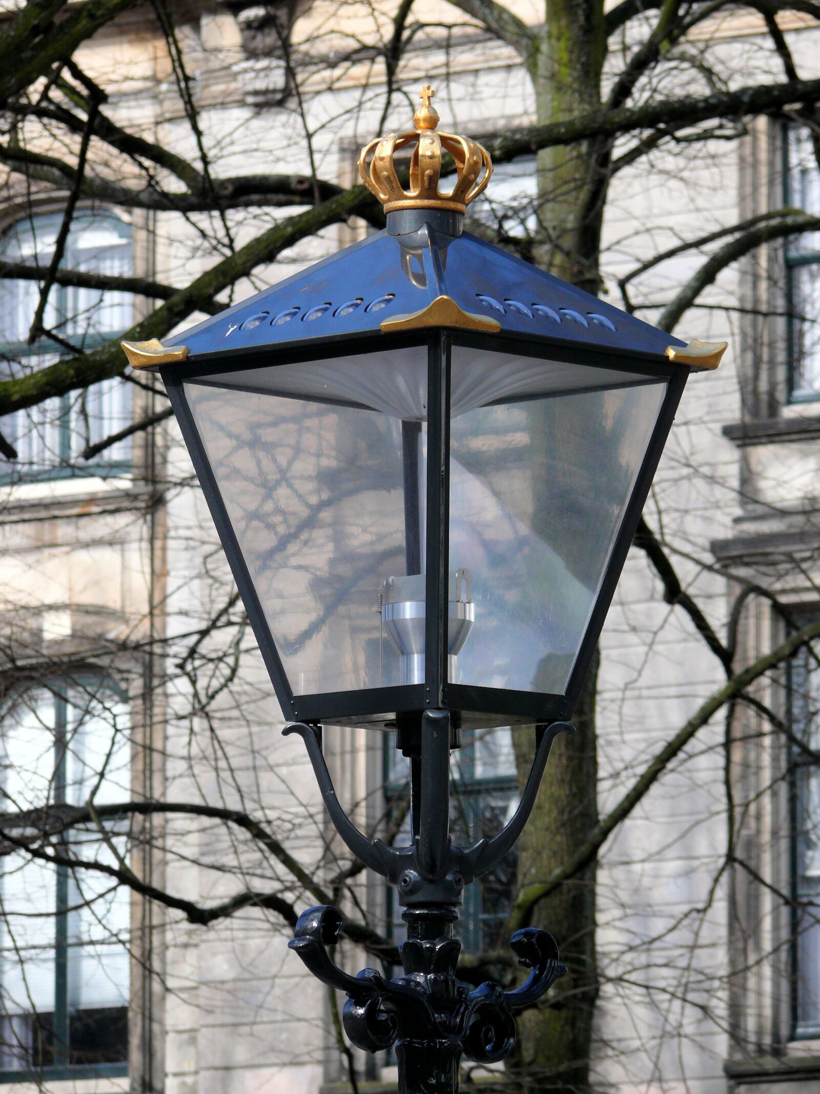 Panasonic DMC-FZ50 sample photo. Lantern, crown, gold photography