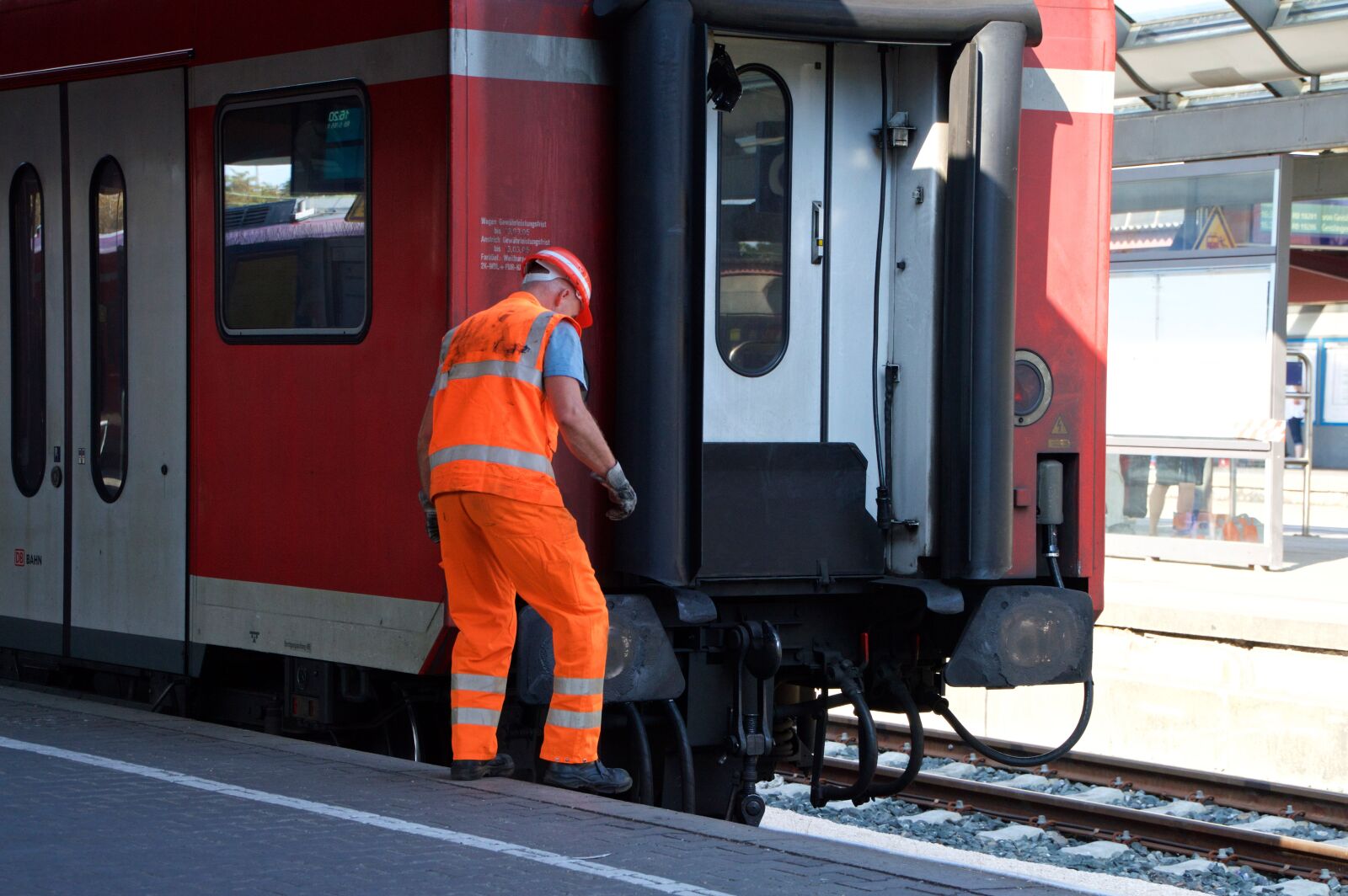 Nikon D3200 sample photo. Ground worker, station, wagon photography
