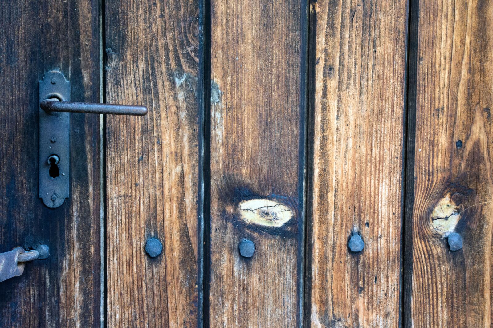 Canon EOS 6D + Canon EF 17-40mm F4L USM sample photo. Door, castle, locking photography