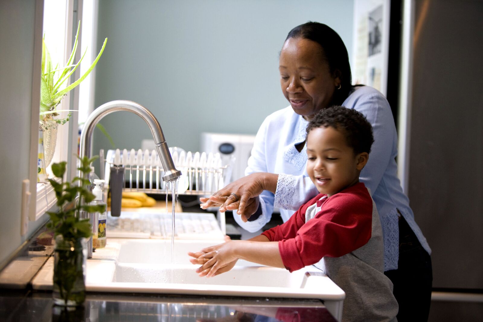 Canon EOS-1Ds Mark II sample photo. Child, wash, hands, kitchen photography