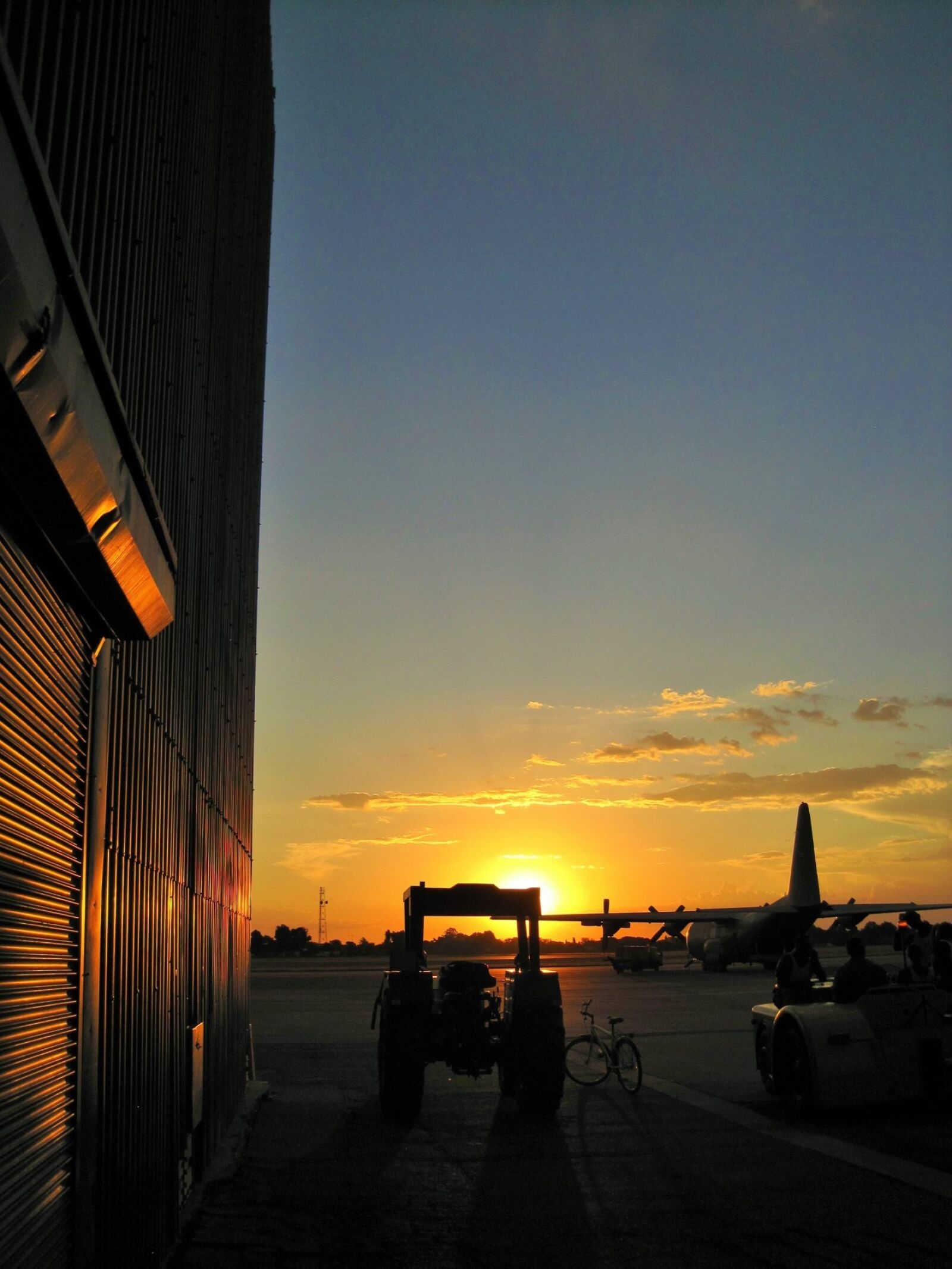 Canon PowerShot SD1200 IS (Digital IXUS 95 IS / IXY Digital 110 IS) sample photo. Sunset, hanger, door photography