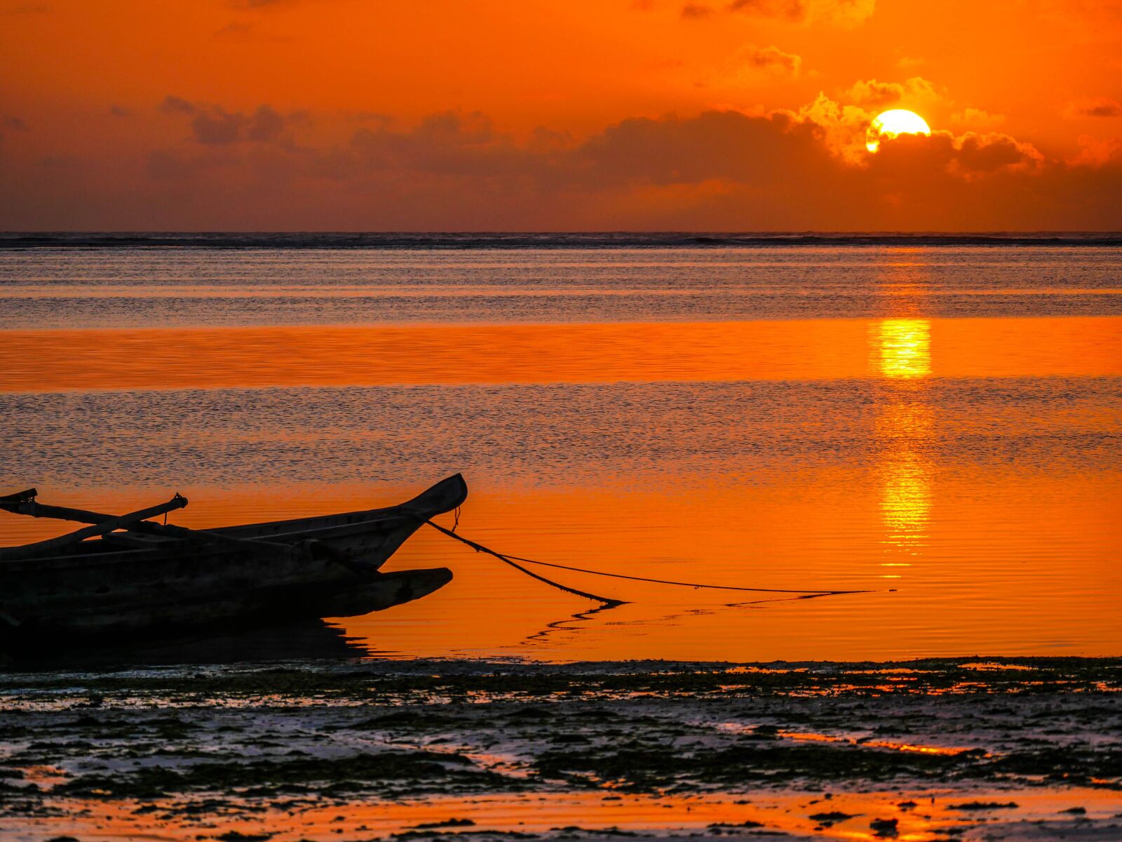 Panasonic Lumix DMC-GX8 + LEICA DG 100-400/F4.0-6.3 sample photo. Sunrise, fishing boat, tradition photography