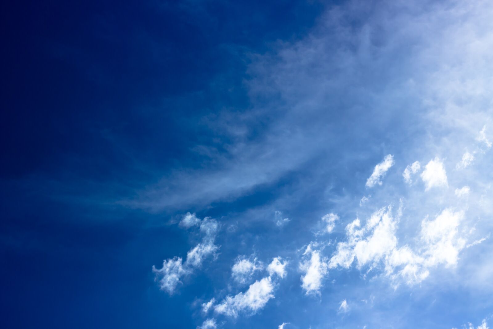 Canon EOS 600D (Rebel EOS T3i / EOS Kiss X5) + Canon EF 50mm F1.8 STM sample photo. Blue, sky, clouds photography