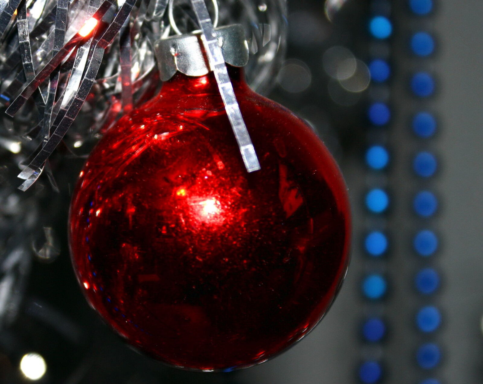 f/3.5-5.6 IS sample photo. Christmas ornament, red ball photography