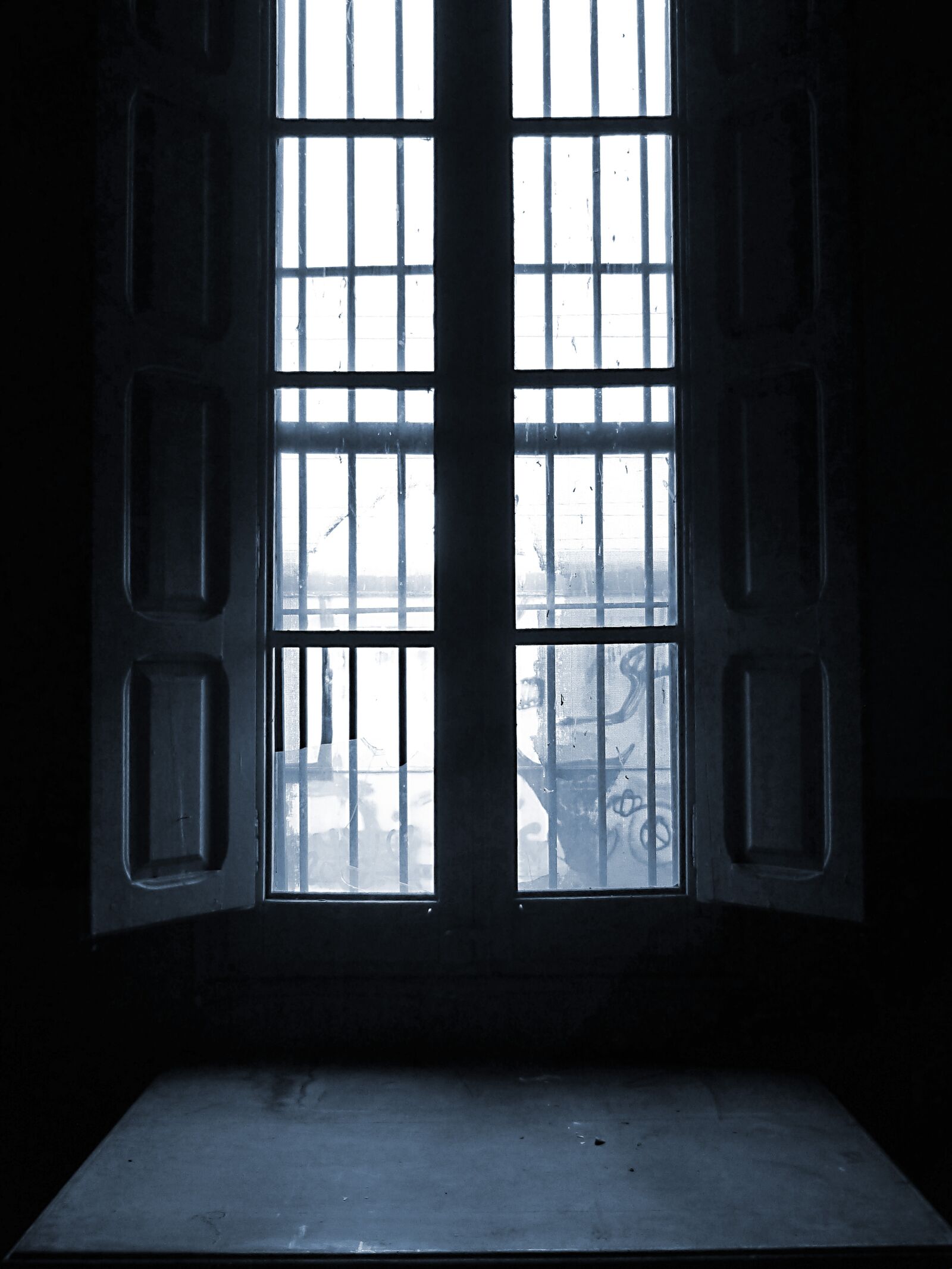 Panasonic DMC-FZ62 sample photo. Window, bars, light photography