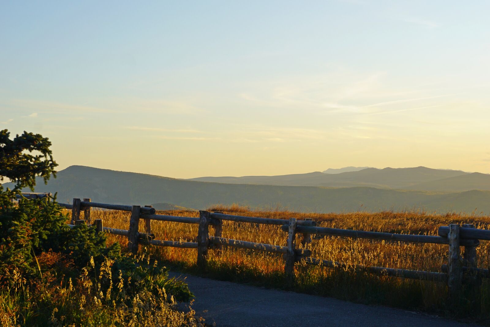 Sony a6000 + Sony E 18-55mm F3.5-5.6 OSS sample photo. Mountains, meadow, fence photography