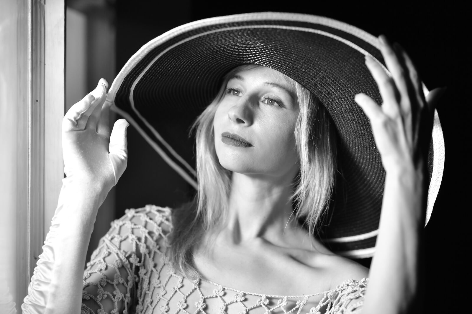 Nikon D5 sample photo. Wide-brimmed hat, portrait, monochrome photography