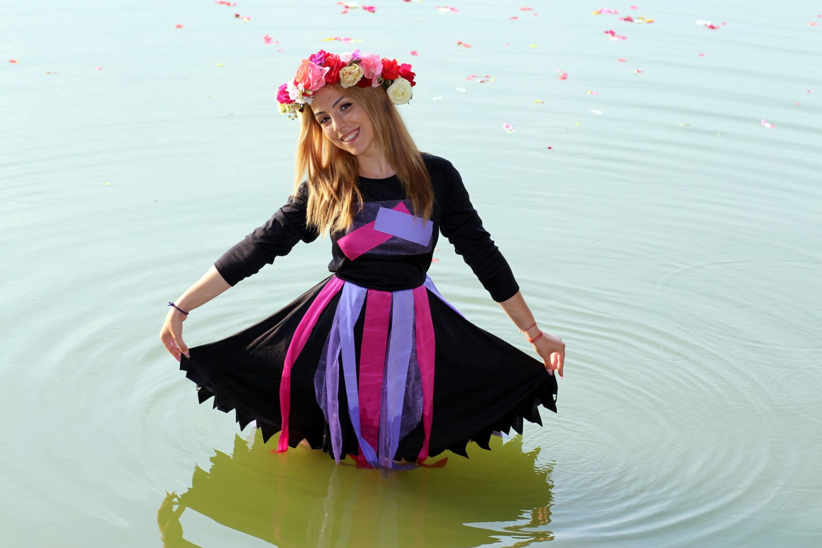 Canon EOS 700D (EOS Rebel T5i / EOS Kiss X7i) + Canon EF 85mm F1.8 USM sample photo. Girl, wreath, water photography