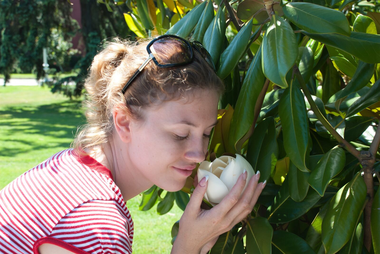 Nikon D80 sample photo. Girl, magnolia, flowers photography
