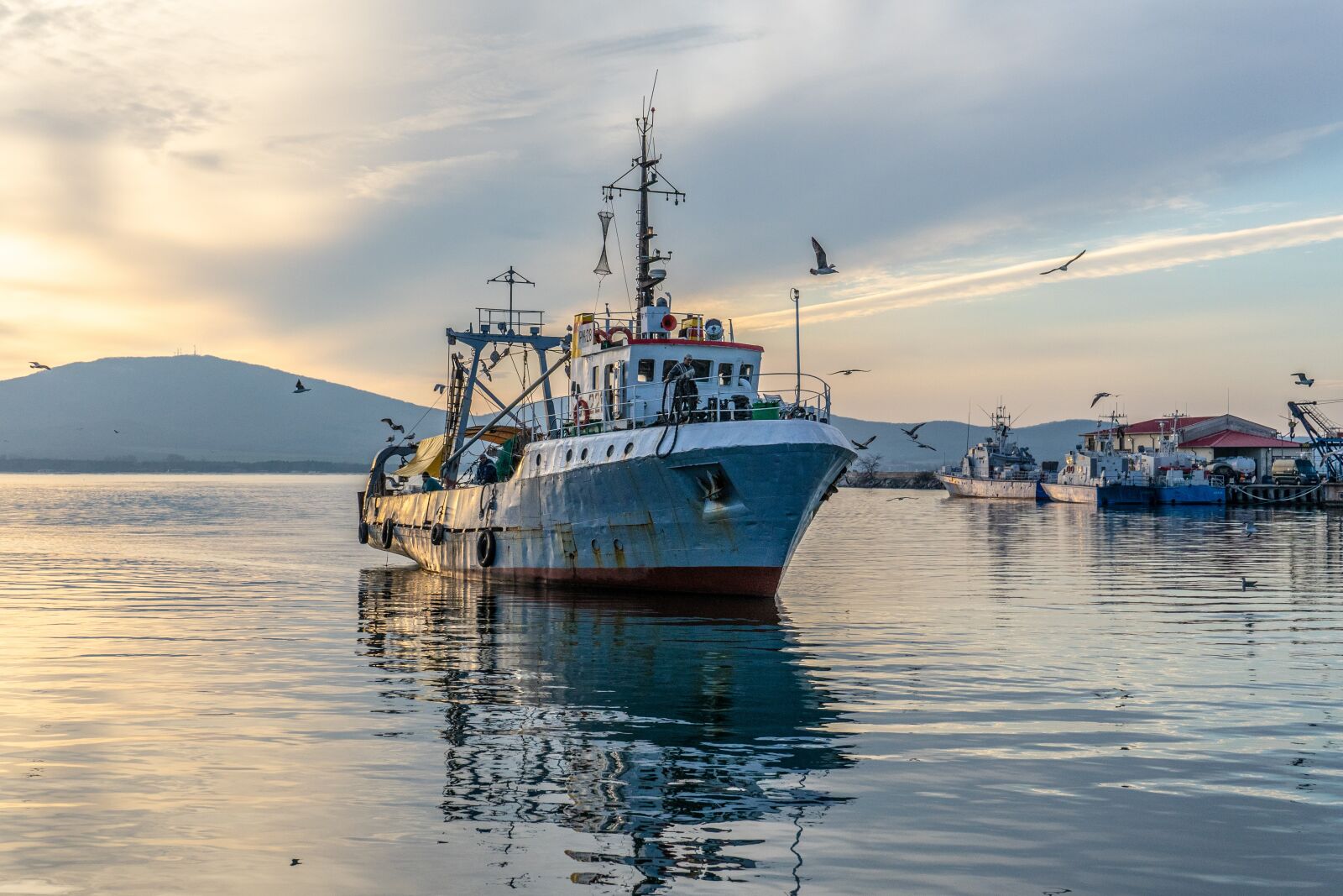 Sony a7 II + Sony FE 28-70mm F3.5-5.6 OSS sample photo. Fishing vessel, fisherman, fishing photography