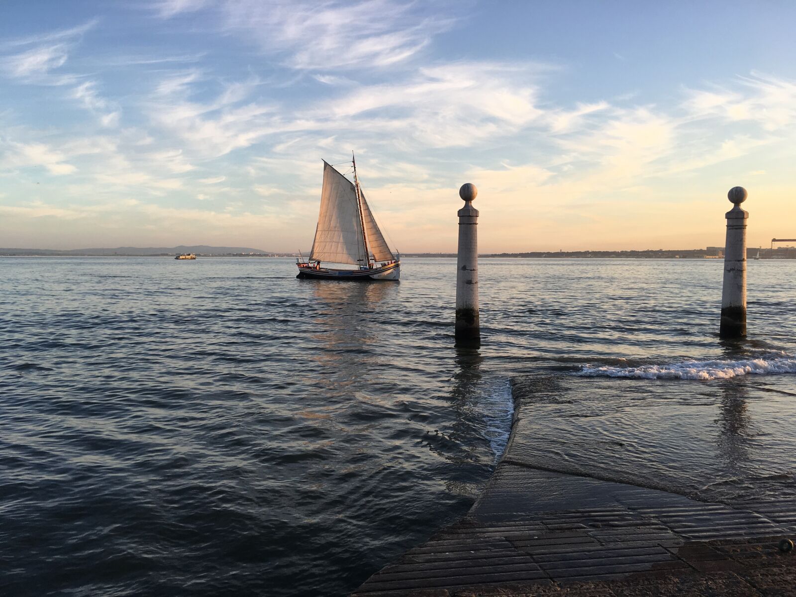 iPhone 6s Plus back camera 4.15mm f/2.2 sample photo. Portugal, boat, sailing photography