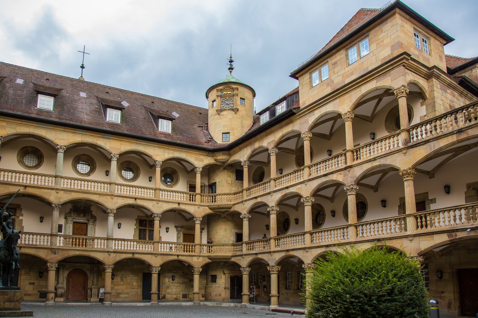Canon EF 24-105mm F4L IS USM sample photo. Stuttgart, elder, courtyard photography