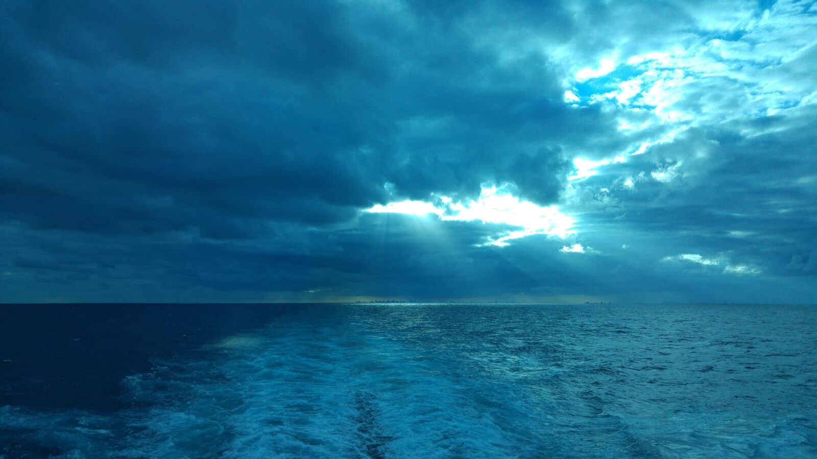 LG G4 sample photo. Cruise, wake, blue photography