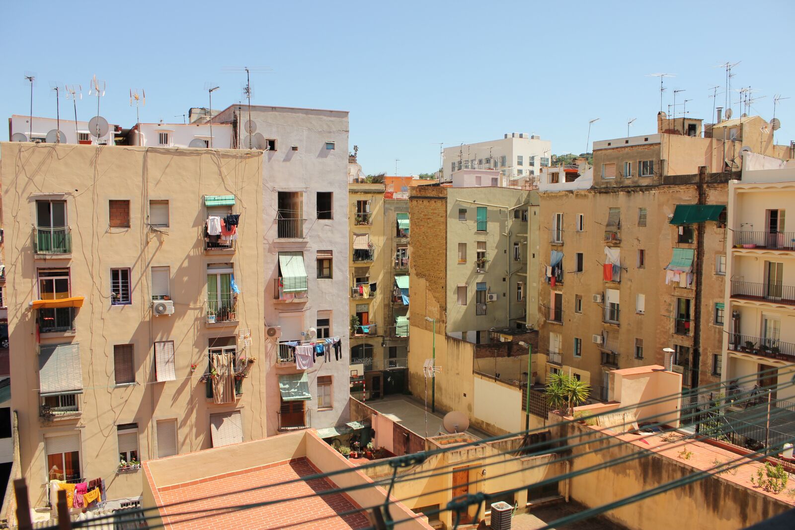 Canon EOS 550D (EOS Rebel T2i / EOS Kiss X4) sample photo. Barcelona, the raval, housing photography