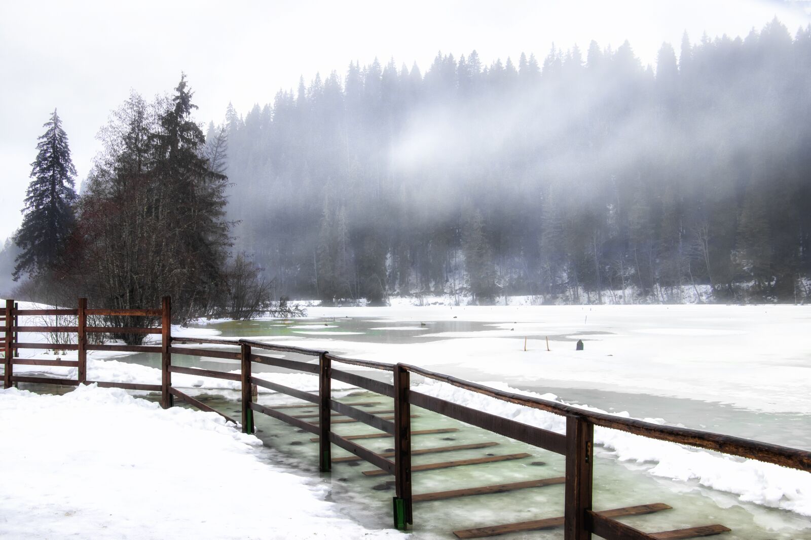 Canon EF-S 18-135mm F3.5-5.6 IS USM sample photo. Transylvania, killer lake, ice photography