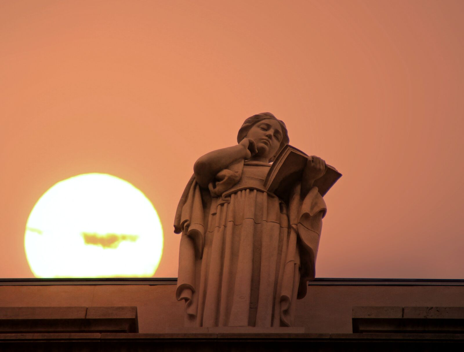 Canon EOS 700D (EOS Rebel T5i / EOS Kiss X7i) sample photo. Statue, read, sun photography