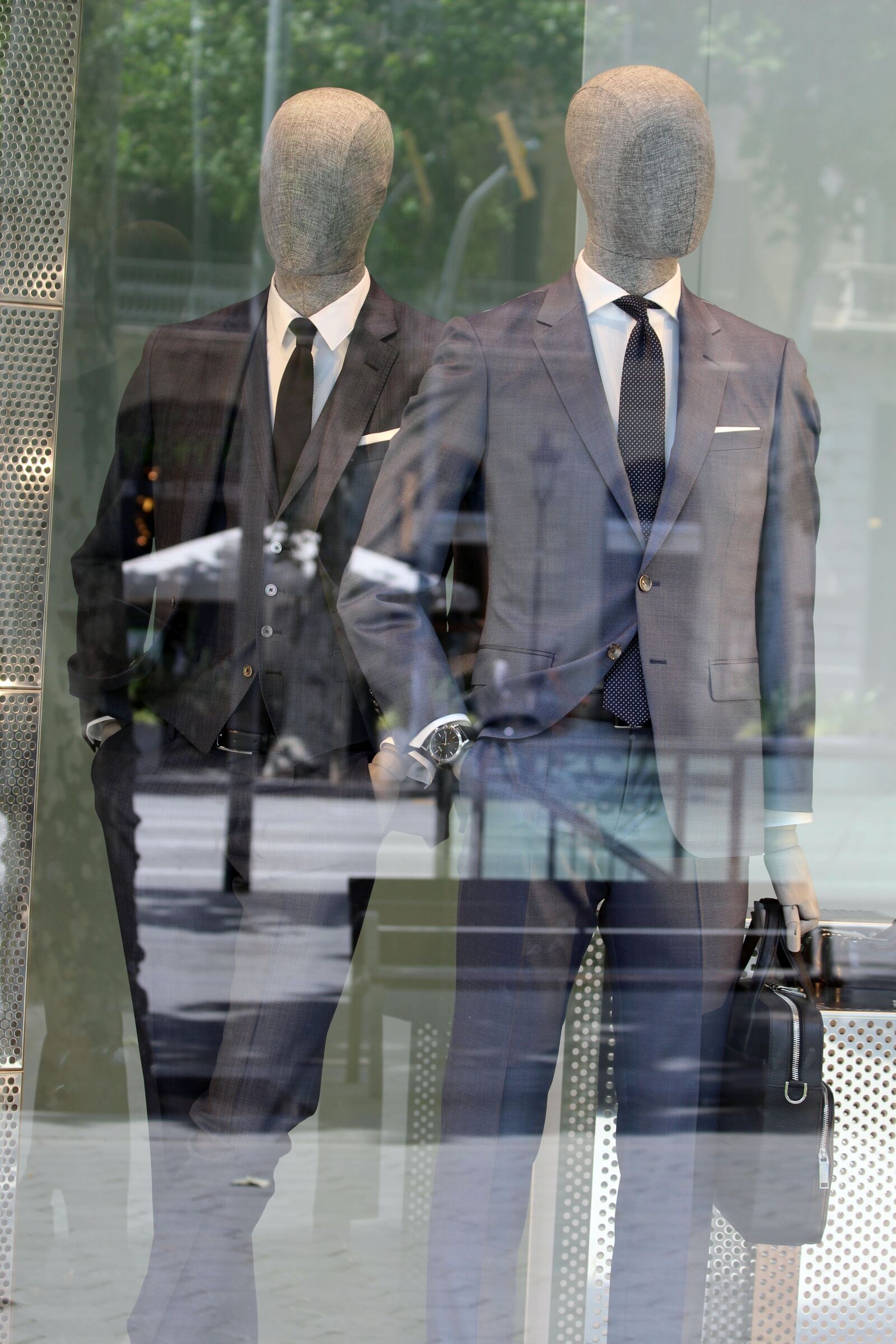 Canon EOS 700D (EOS Rebel T5i / EOS Kiss X7i) sample photo. Reflection, costume, tie photography