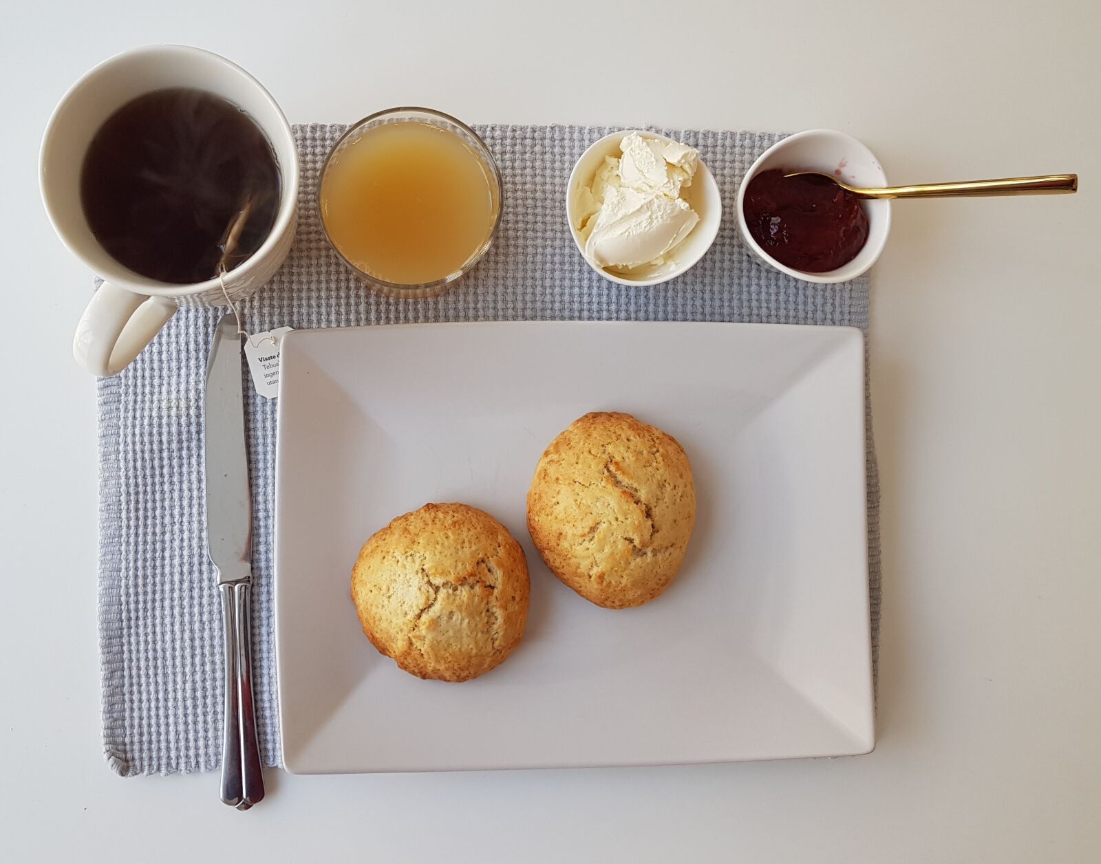 Samsung Galaxy S8+ sample photo. Breakfast, scones, mat photography