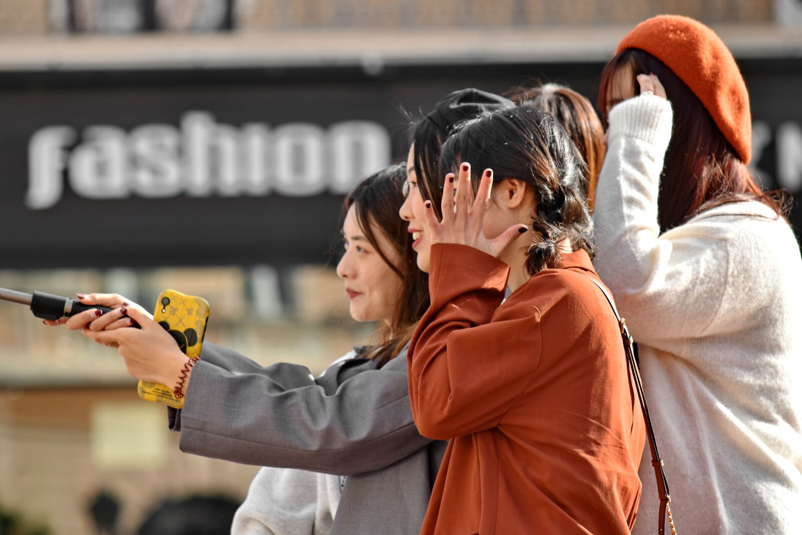 Nikon D5500 sample photo. Enjoyment, girls, mobile phone photography