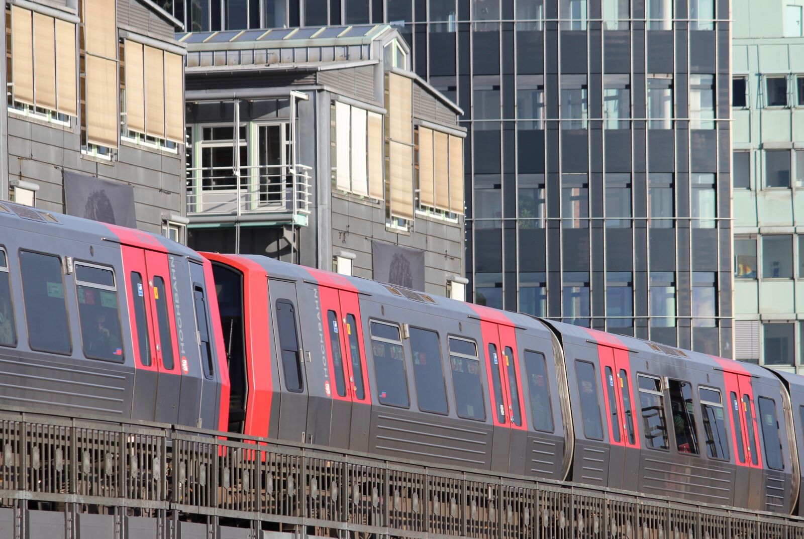 Canon EOS 600D (Rebel EOS T3i / EOS Kiss X5) sample photo. Metro, transport, building photography