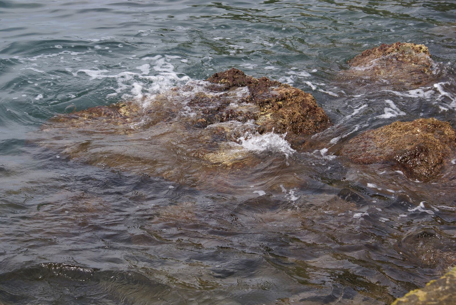 Sony Alpha DSLR-A100 sample photo. Sea, onda, rocks photography