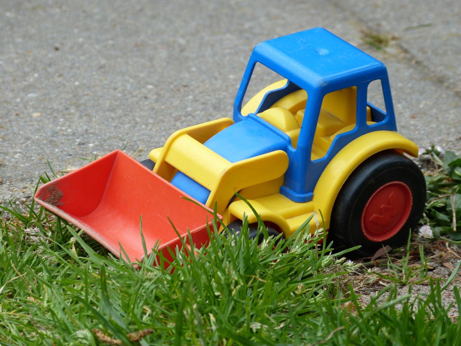 Panasonic Lumix DMC-FZ150 sample photo. Children, toys, front loader photography