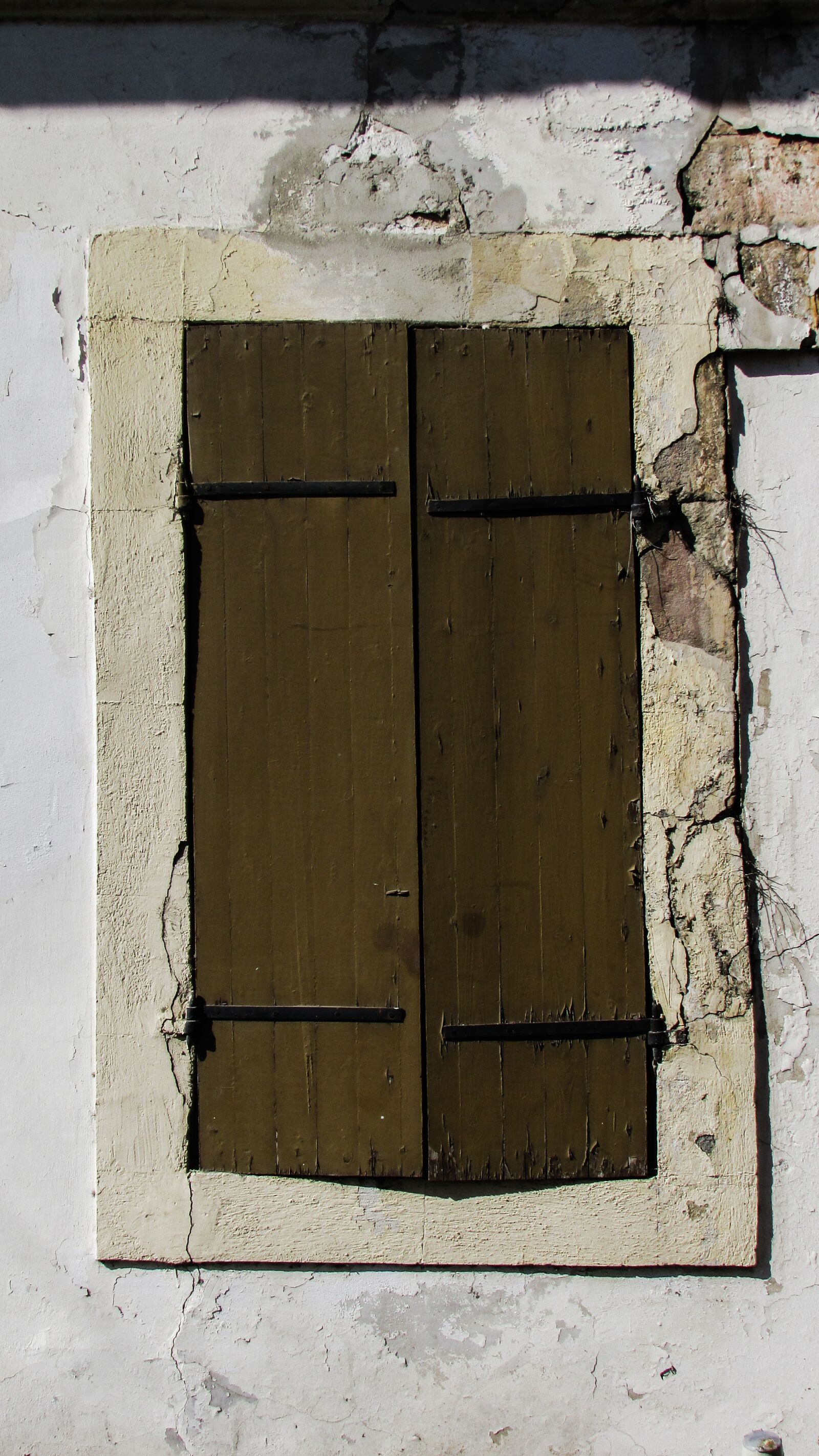 Canon PowerShot SX400 IS sample photo. Window, old, weathered photography