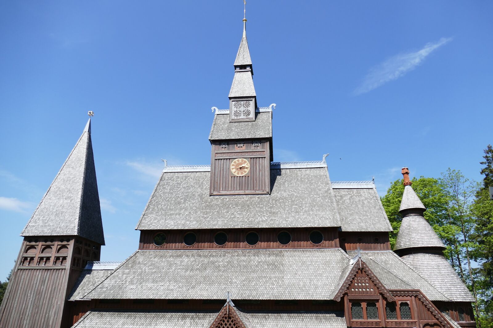 Panasonic Lumix DMC-FZ1000 sample photo. Stave church, wooden roof photography