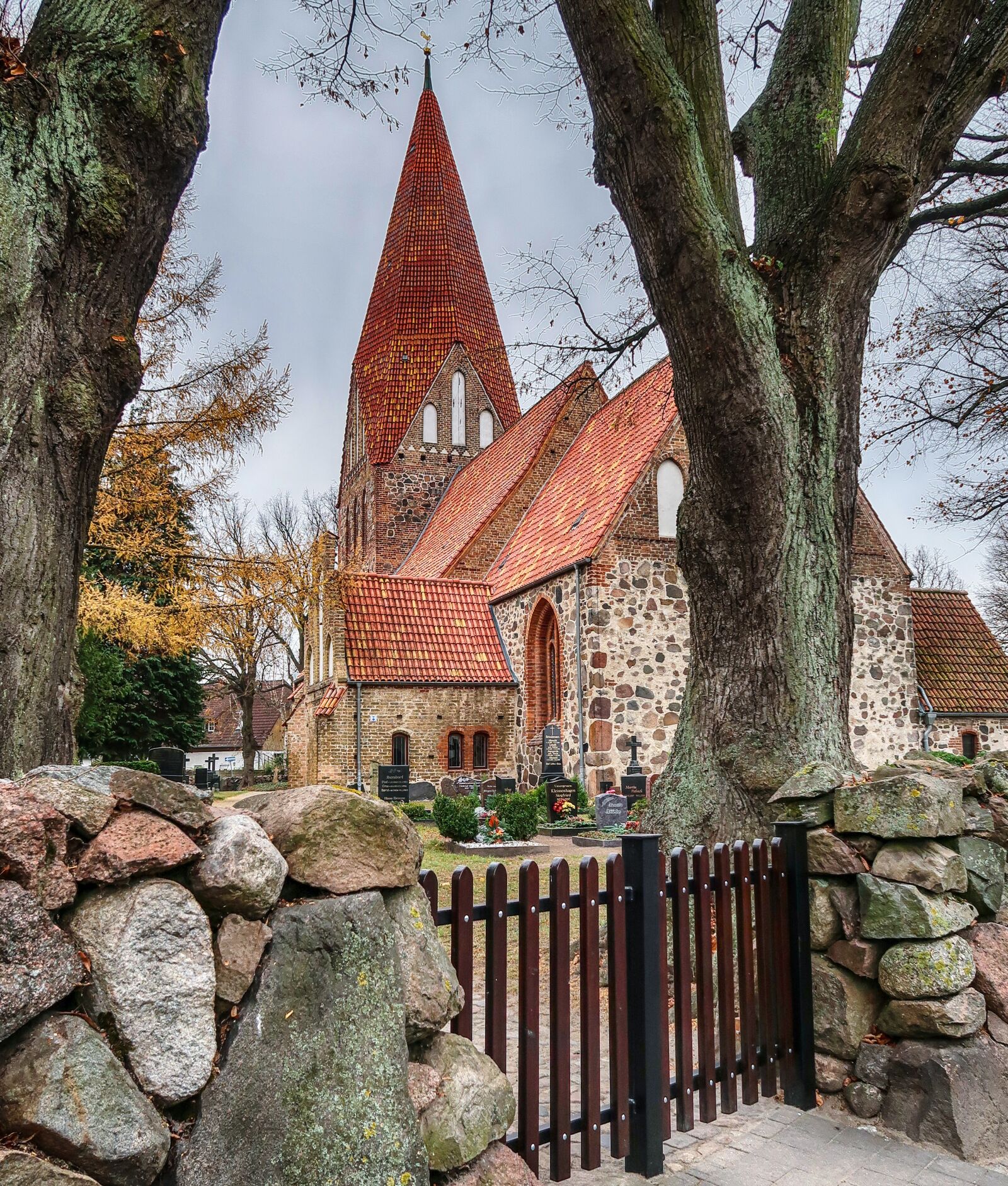 Canon PowerShot G7 X Mark II sample photo. Church, cemetery, trees photography