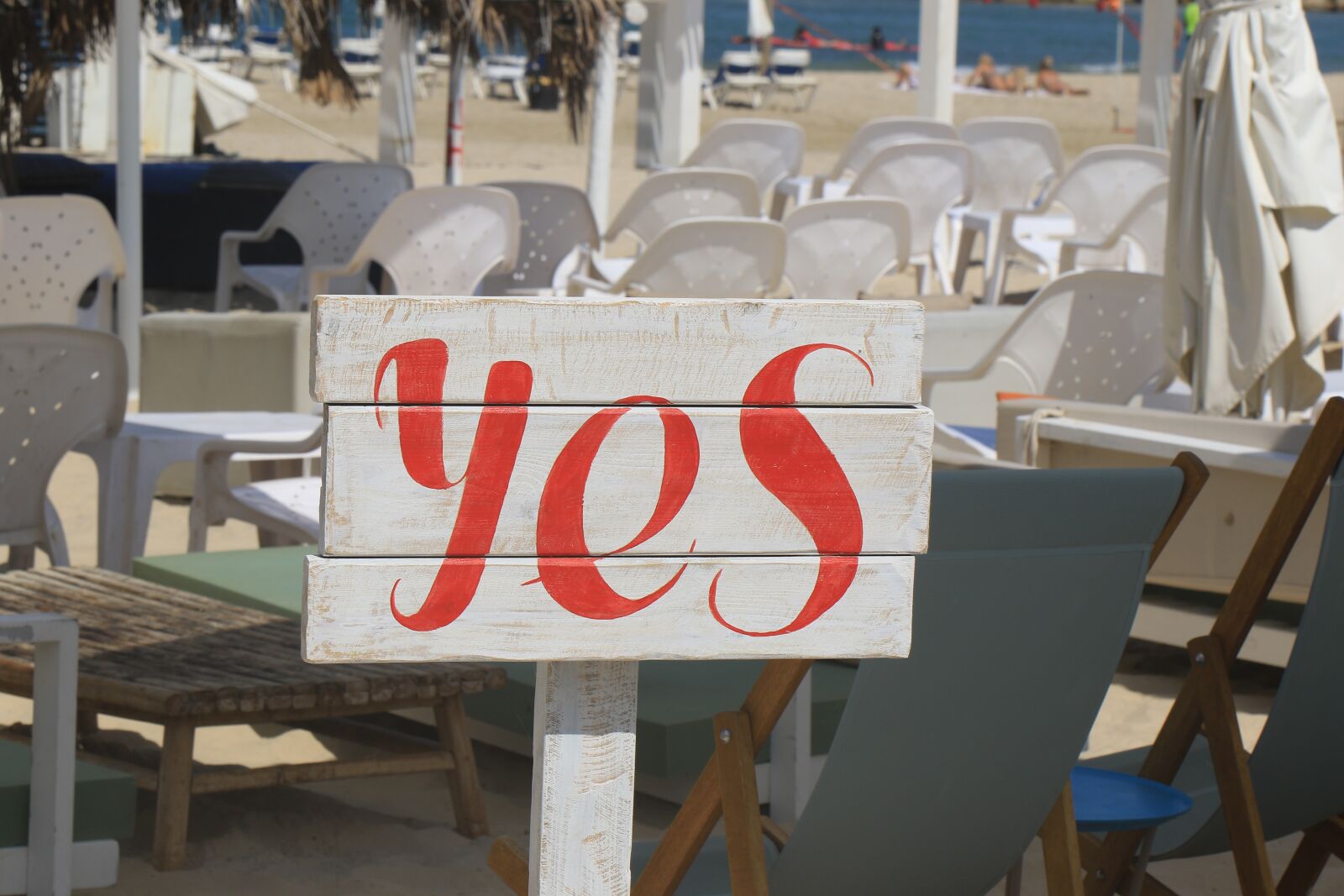 Canon EOS 7D Mark II sample photo. Yes, sign, beach photography