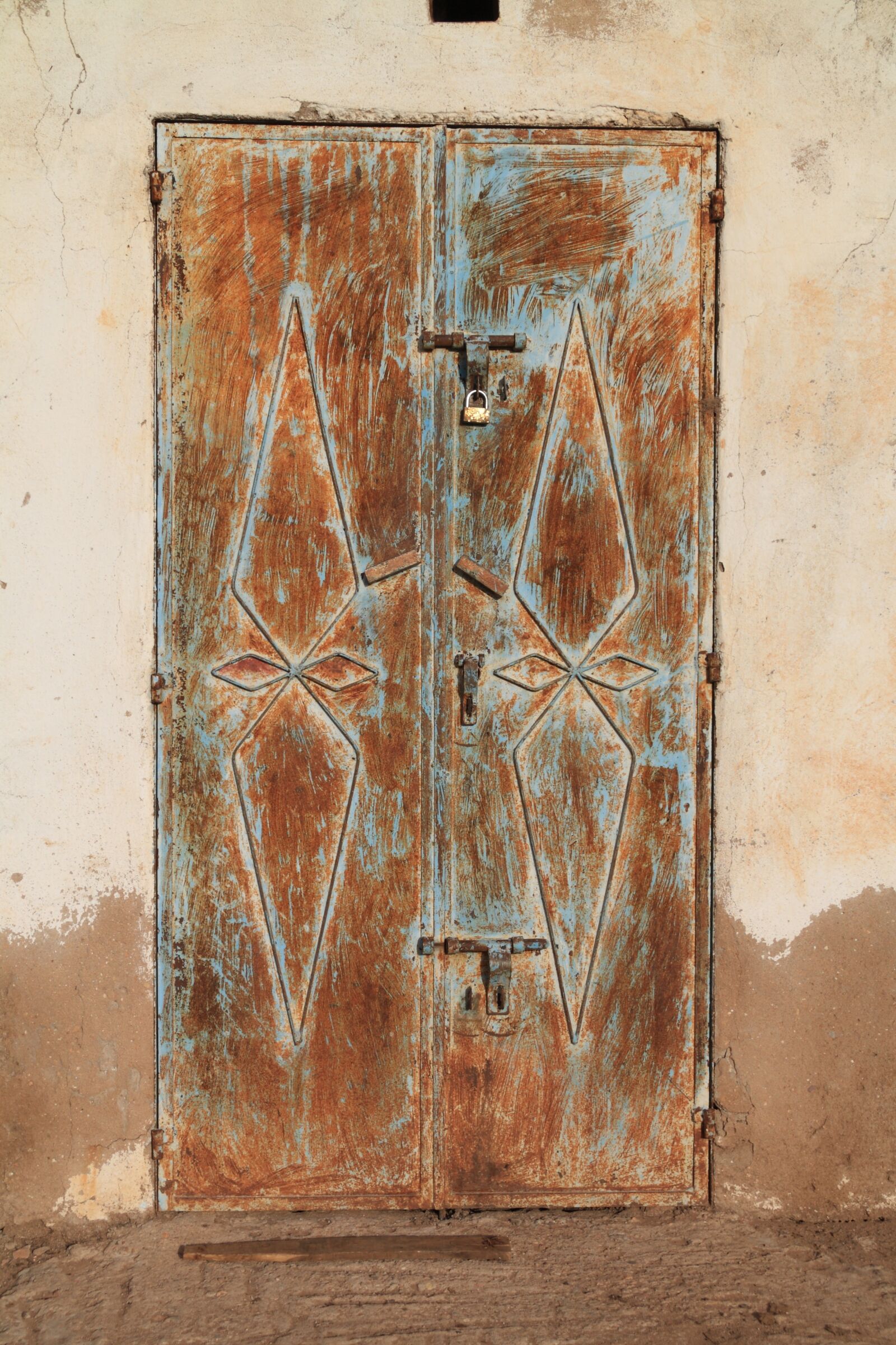 Canon EOS 1000D (EOS Digital Rebel XS / EOS Kiss F) sample photo. Steel, door, rusty photography