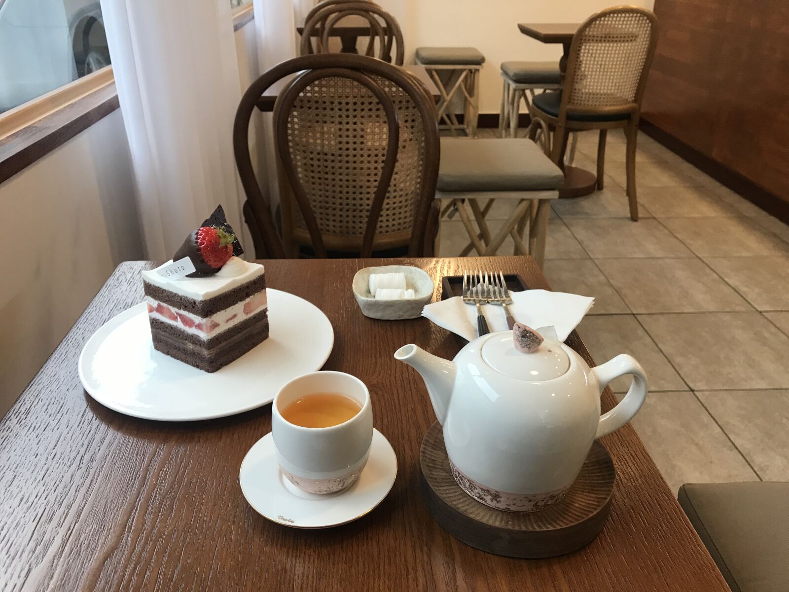 iPhone 7 back camera 3.99mm f/1.8 sample photo. Cake, dessert, teapot photography