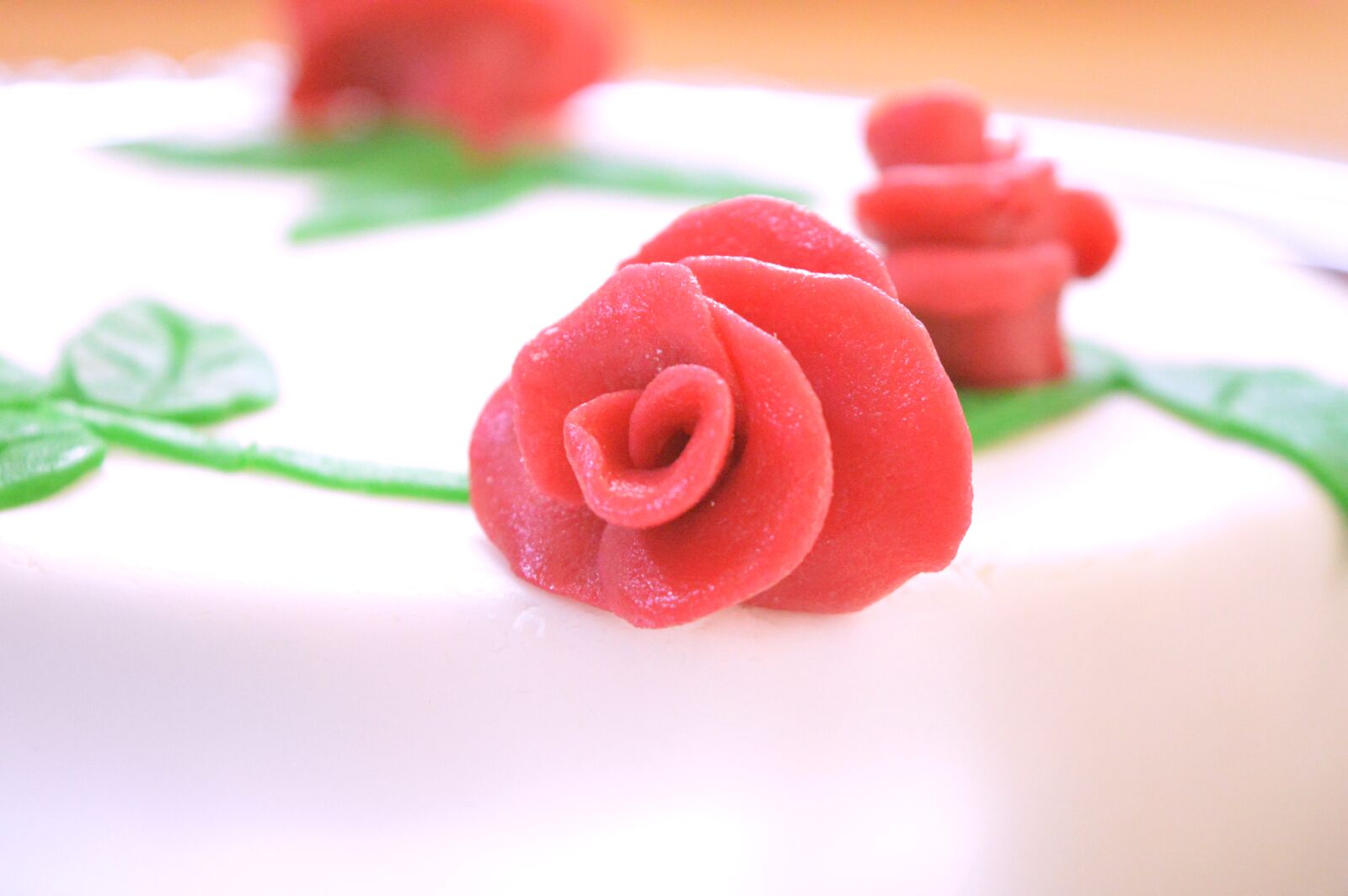 Nikon D3200 sample photo. Rose, marzipan, cake photography