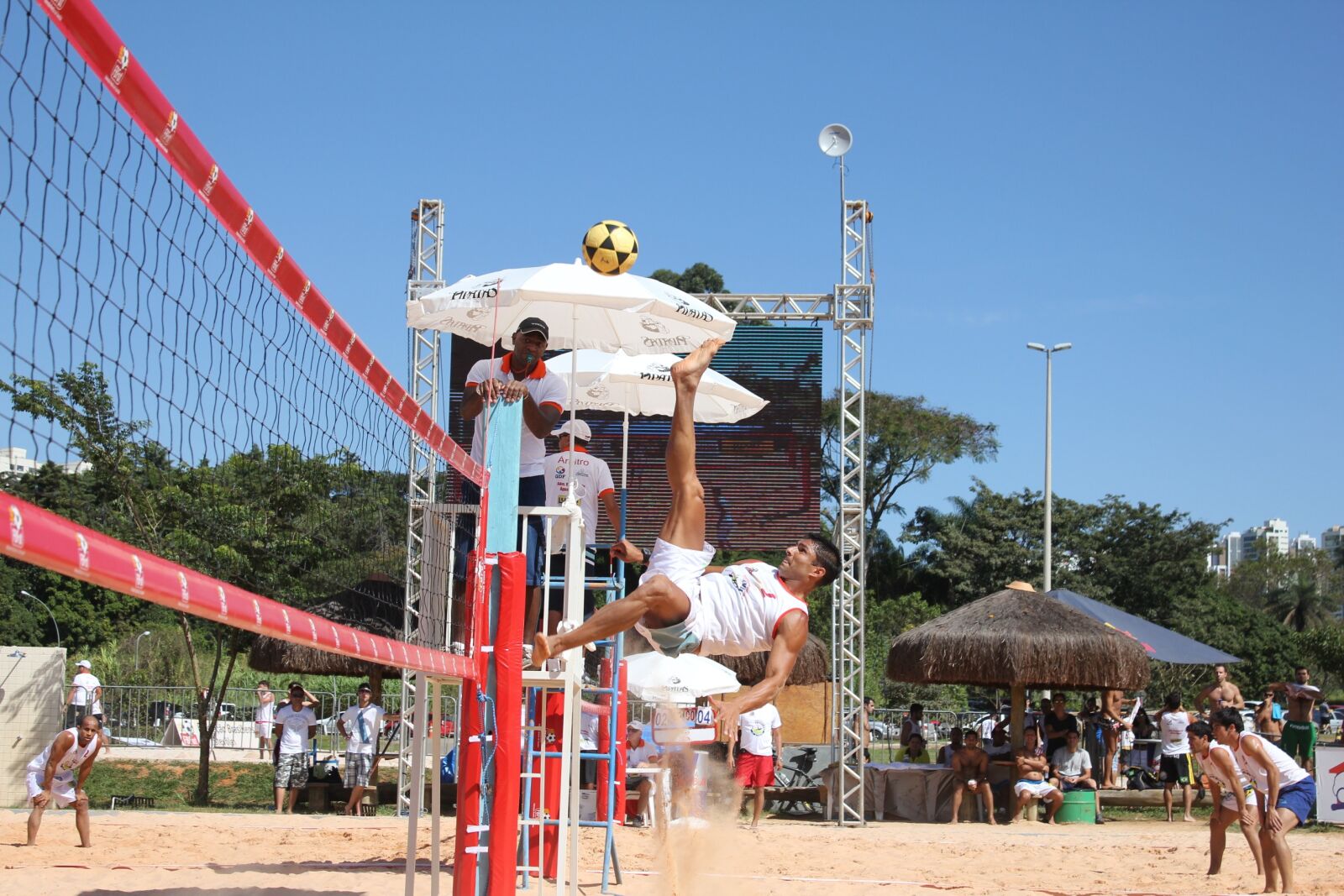 Canon EOS 550D (EOS Rebel T2i / EOS Kiss X4) sample photo. Sport, futvolei, ball photography