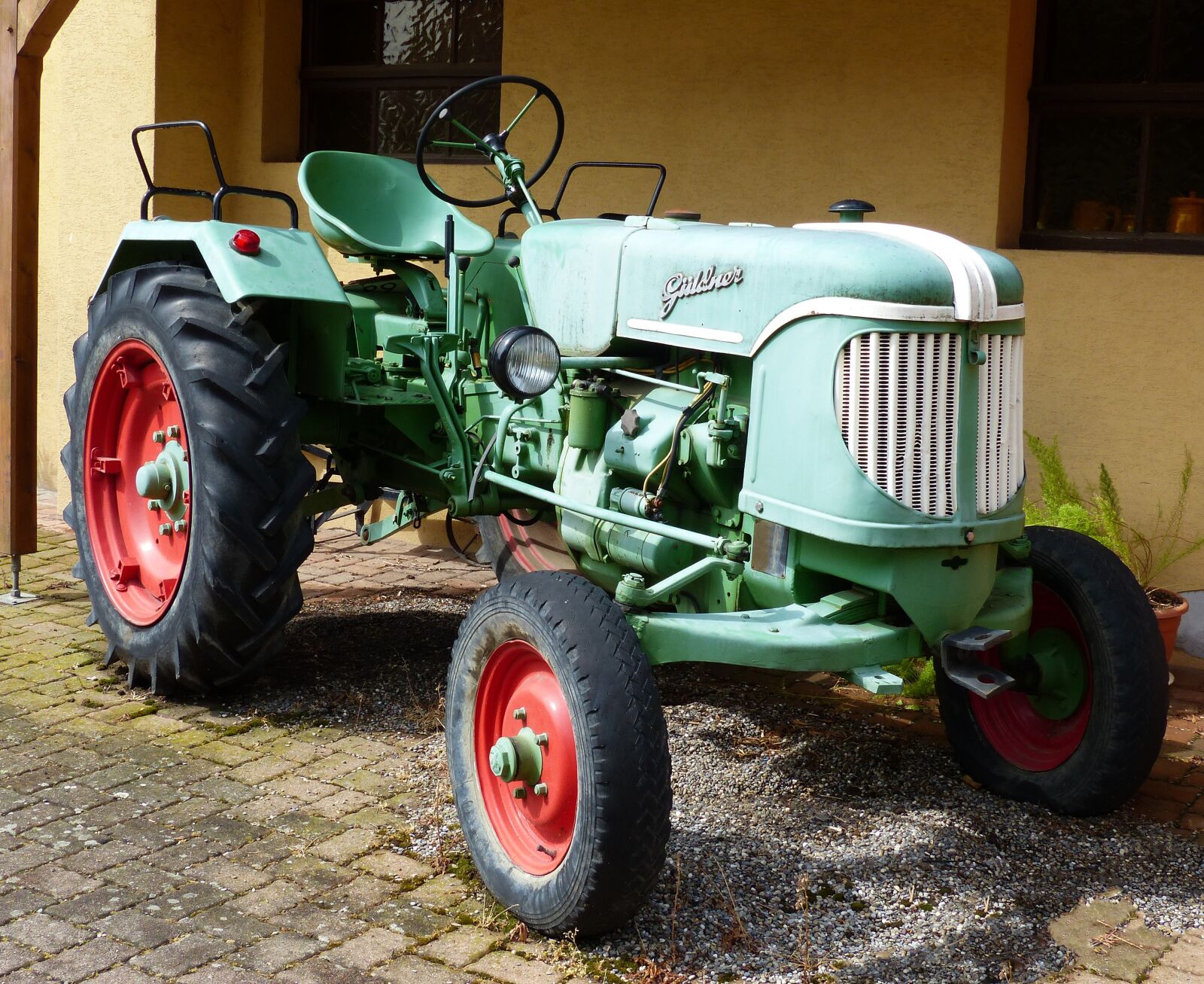 Panasonic Lumix DMC-FZ200 sample photo. Tractor, agriculture, oldtimer photography
