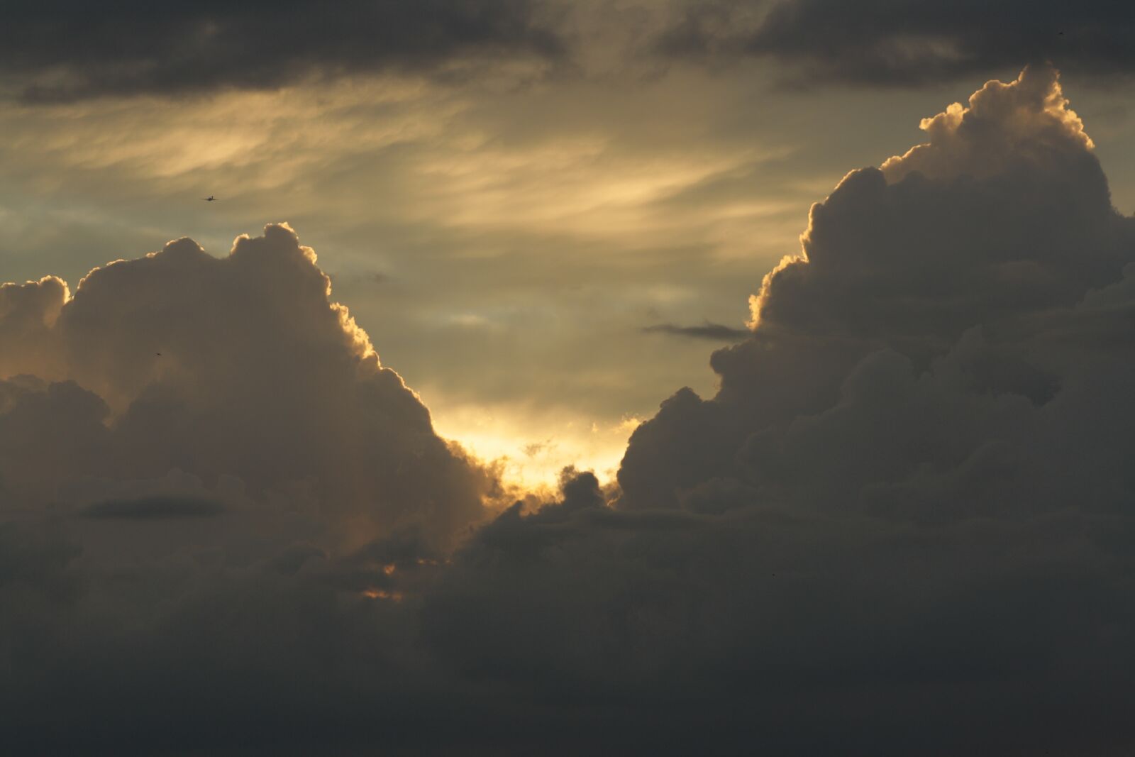 Canon EOS 1000D (EOS Digital Rebel XS / EOS Kiss F) sample photo. Clouds, sky, afterglow photography