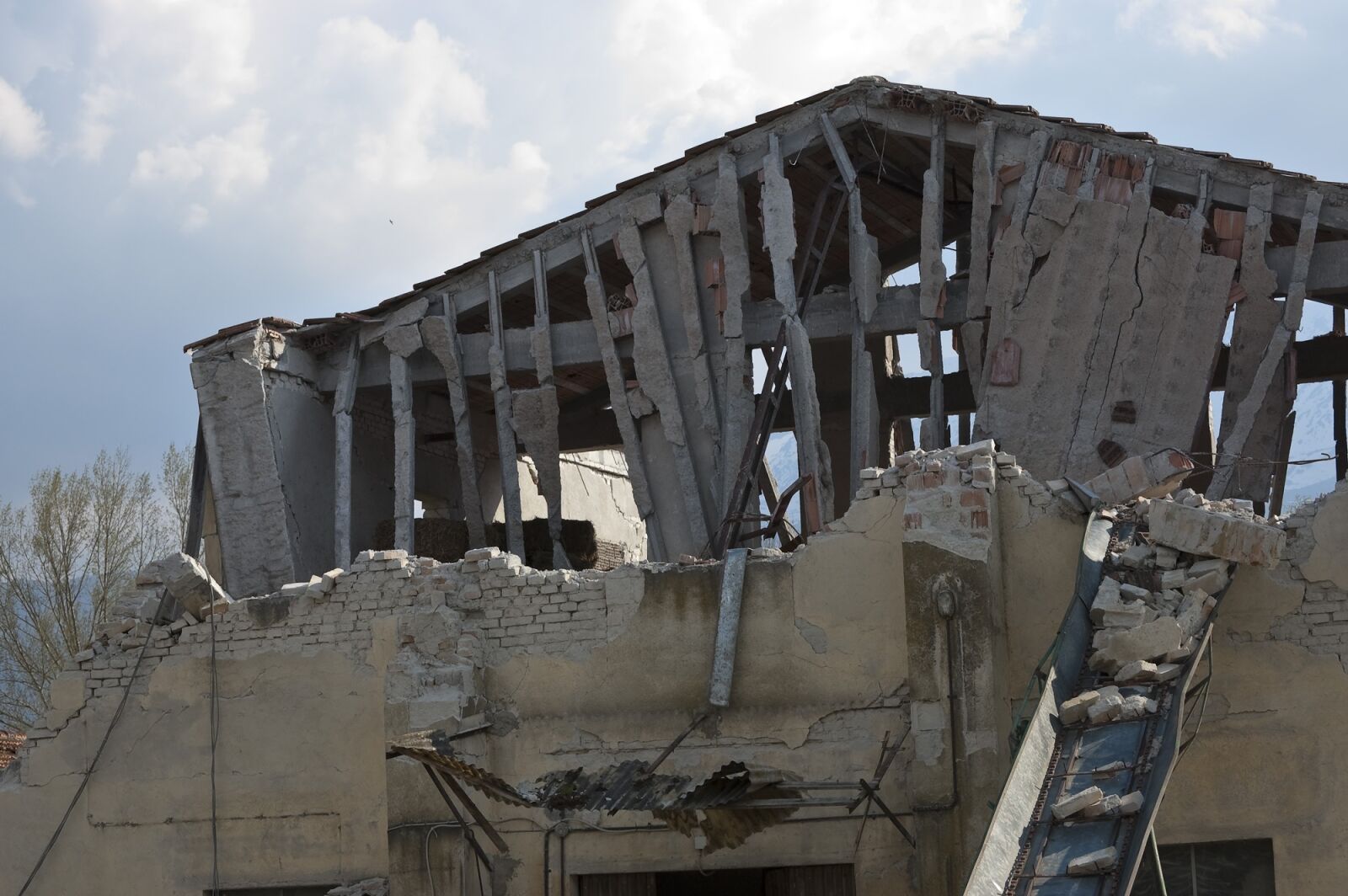 Nikon D70 sample photo. Earthquake, rubble, collapse photography