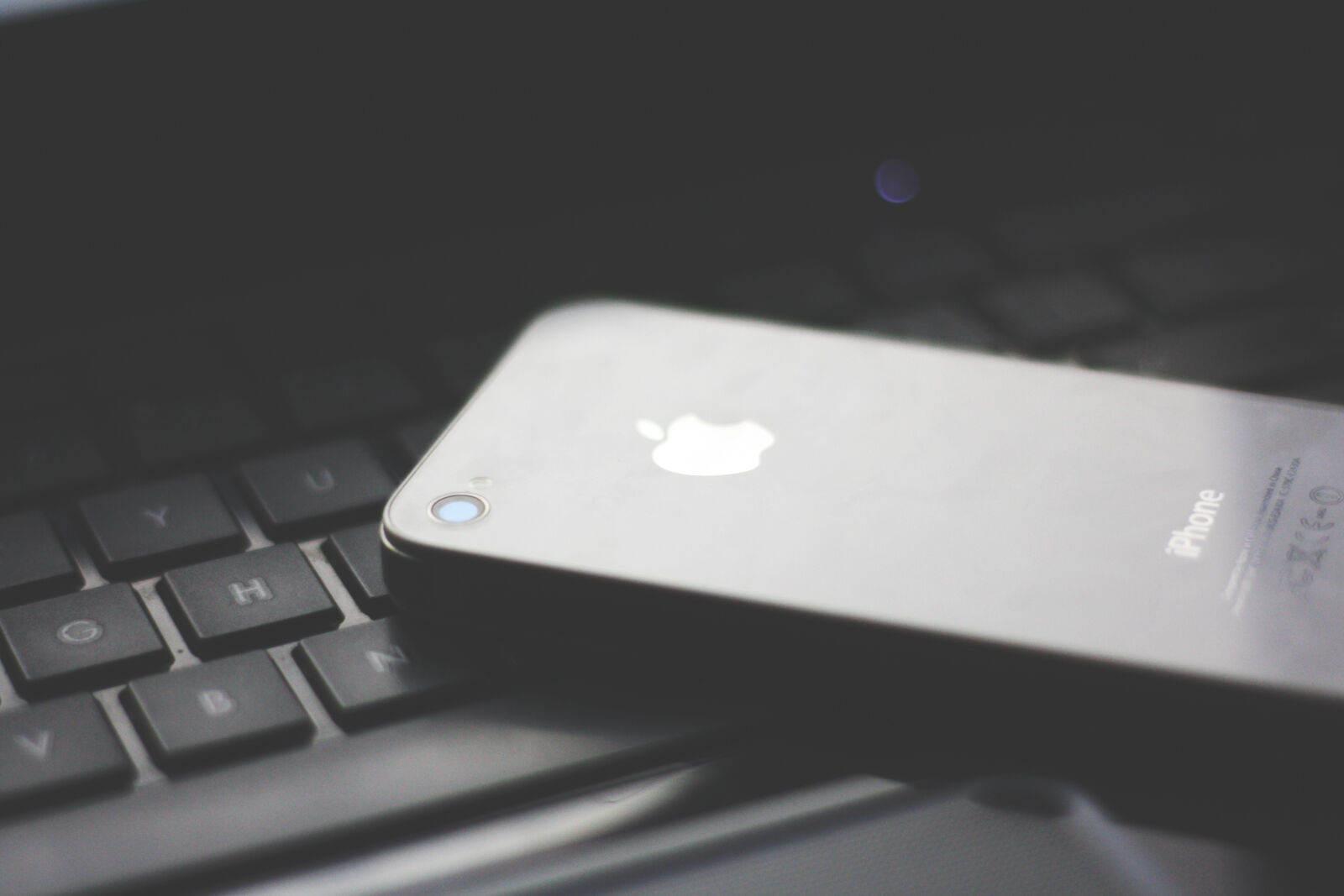 Canon EOS 1000D (EOS Digital Rebel XS / EOS Kiss F) sample photo. Apple, camera, iphone, keyboard photography