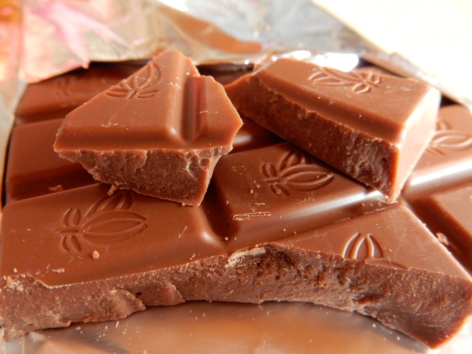 Nikon Coolpix S9900 sample photo. Chocolate, milk, bar photography