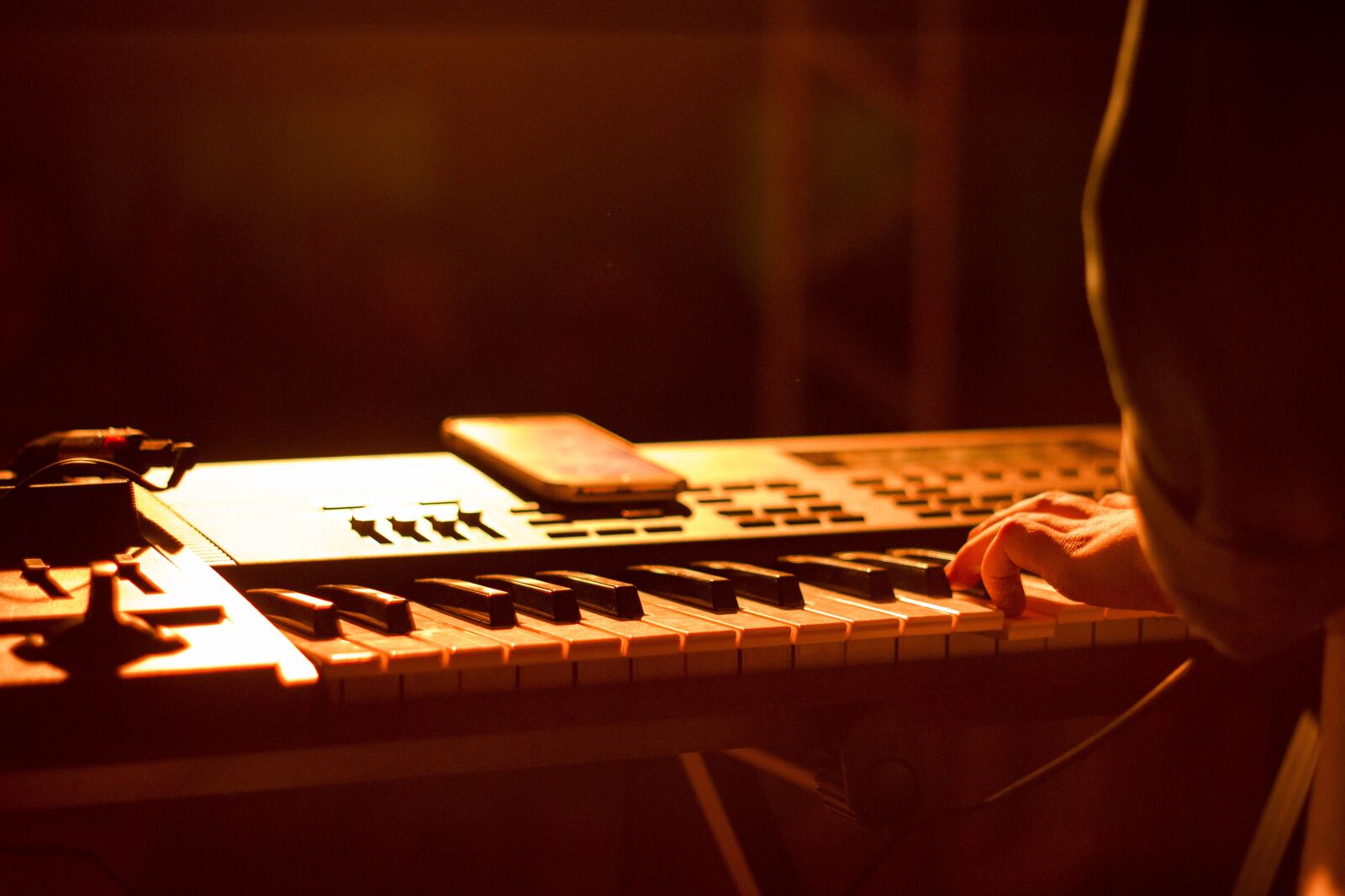 Canon EOS 600D (Rebel EOS T3i / EOS Kiss X5) + Canon EF 50mm F1.8 II sample photo. Finger, light, light show photography