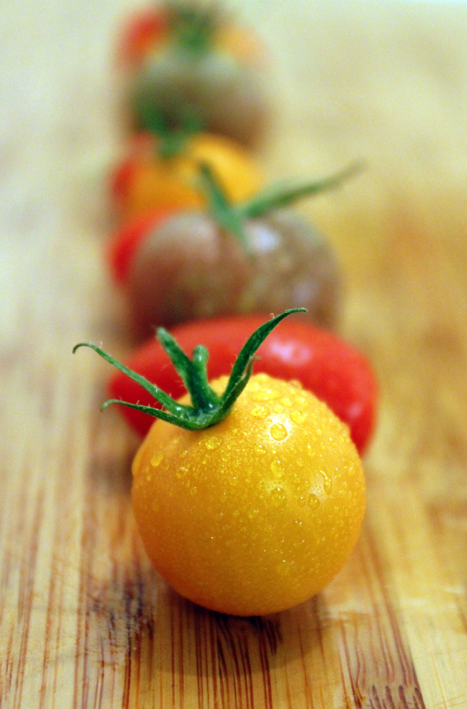 Canon EOS 1300D (EOS Rebel T6 / EOS Kiss X80) sample photo. Tomatoes, yellow, vegetables photography