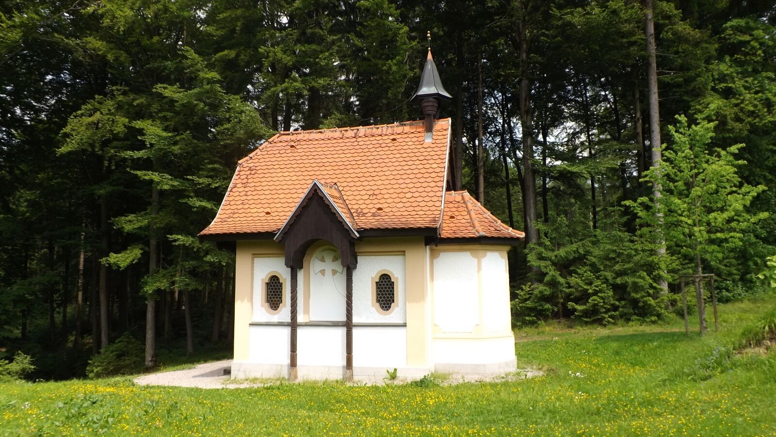Fujifilm FinePix S4300 sample photo. Chapel, forest, hubertus chapel photography