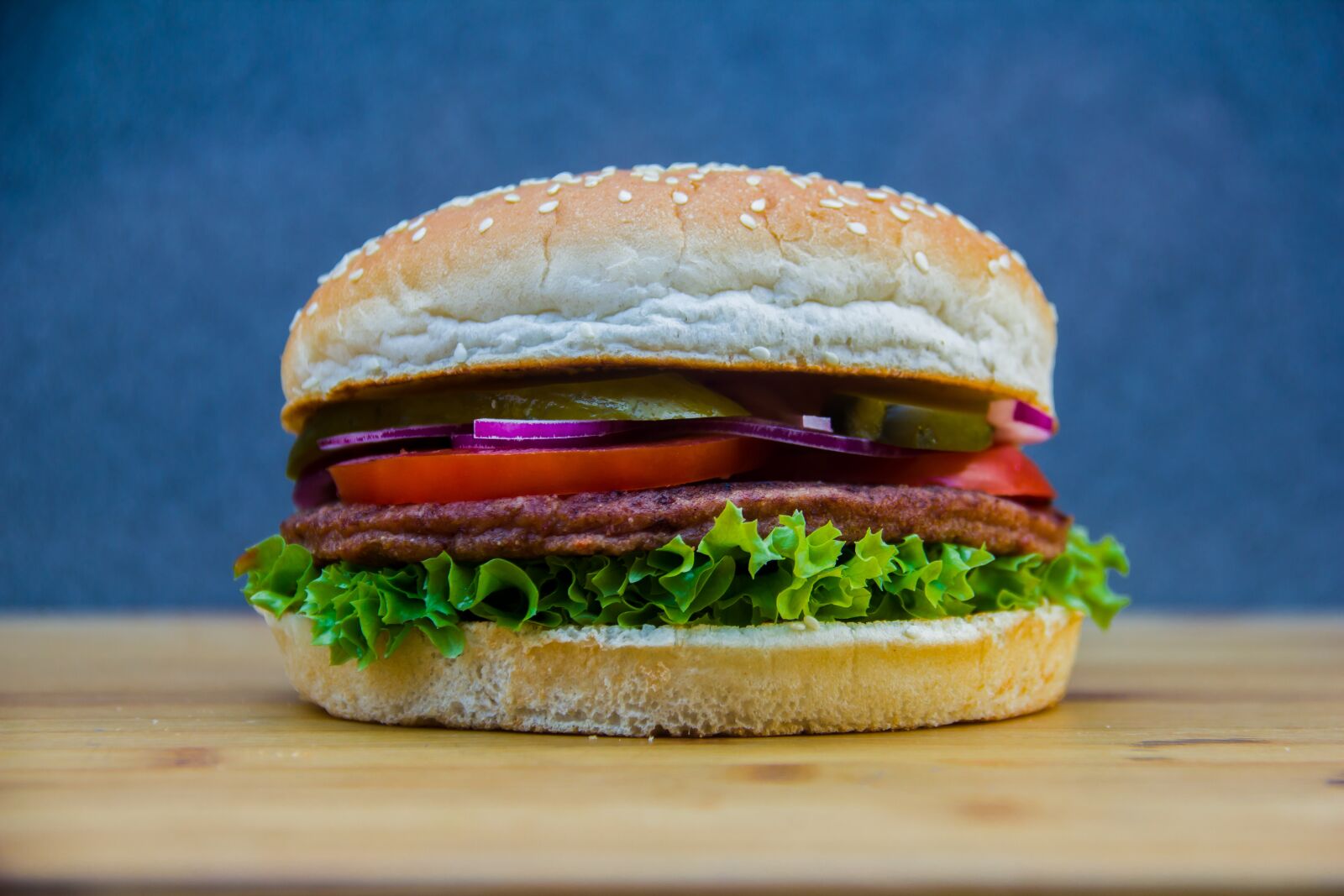 Canon EOS 550D (EOS Rebel T2i / EOS Kiss X4) sample photo. Bread, hamburger, eating photography