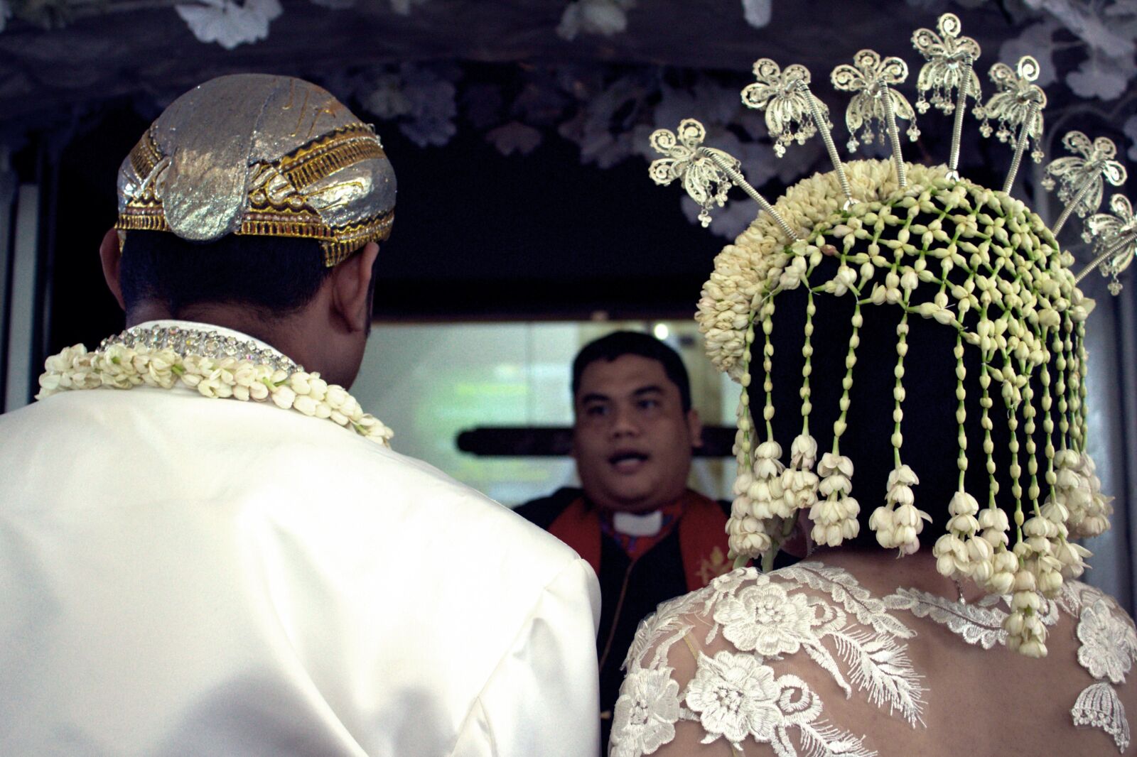 Canon EOS 1200D (EOS Rebel T5 / EOS Kiss X70 / EOS Hi) sample photo. Wedding, java, church photography